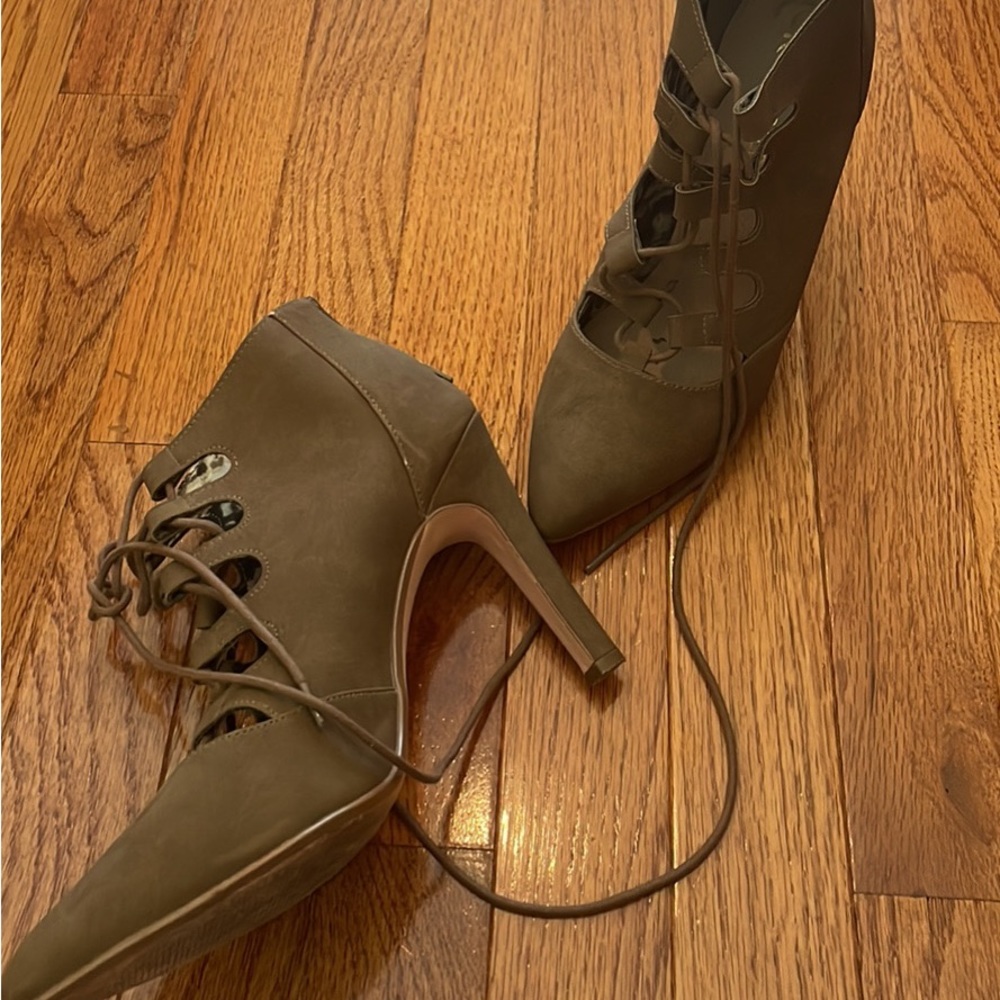 Womens size 8 bootie shoes